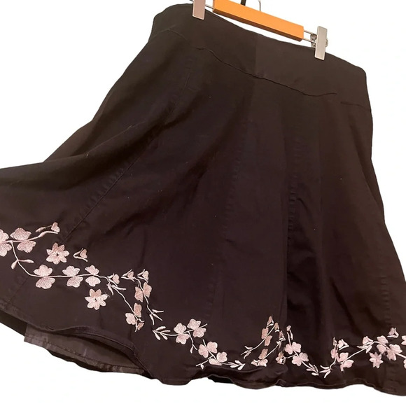Jessica Size 16 black with white stitched floral design - Picture 2 of 5